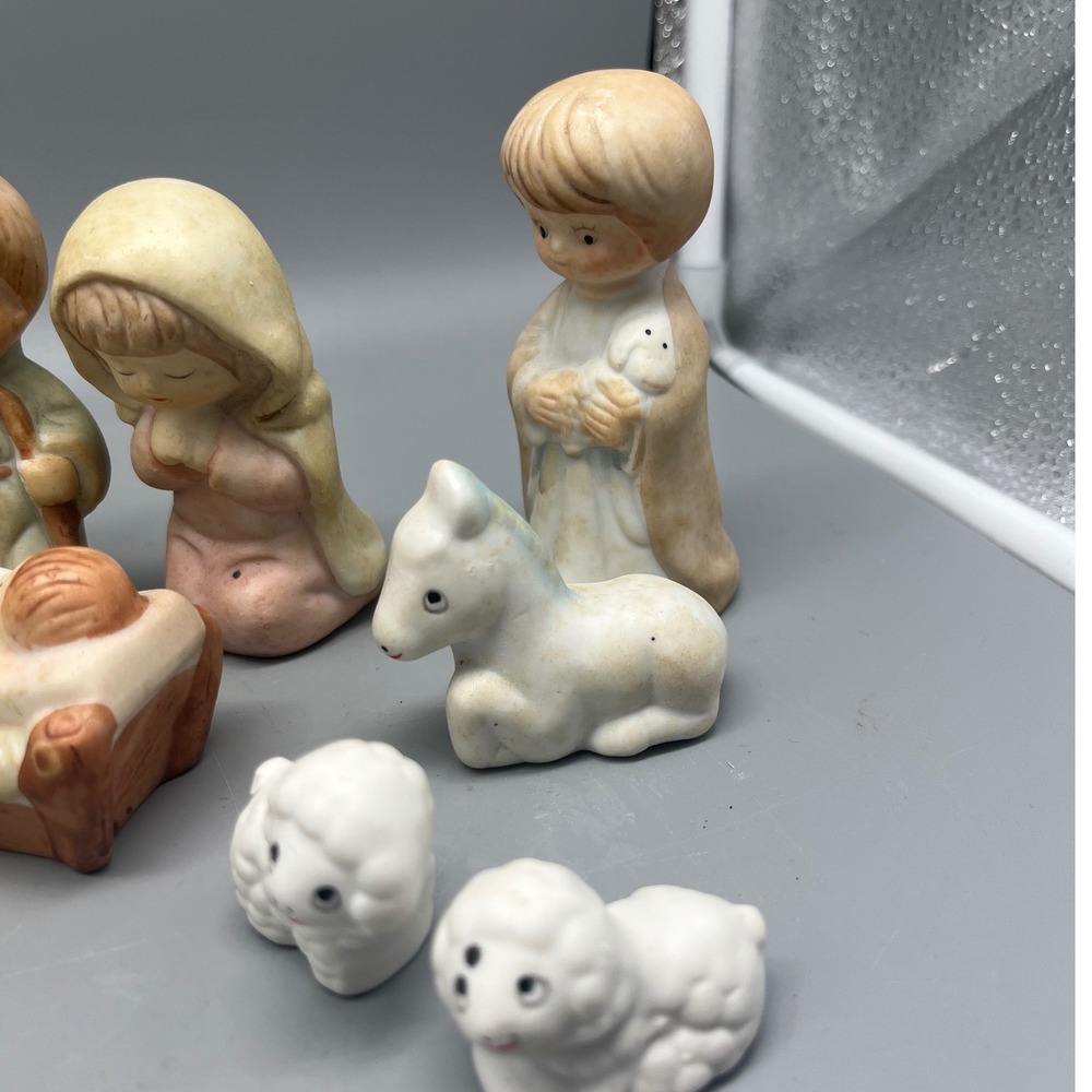 Vintage Nativity Taiwan Ceramic bisque 11 piece set - Picture 4 of 6